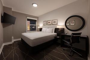 Superior King  room in Executive Hotel Pacific
