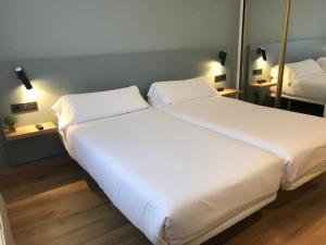 Standard Twin Room room in Hotel Príncipe de Asturias