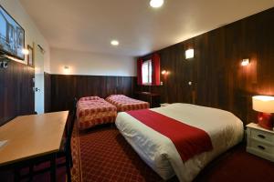 Hotels Logis Hotel Horus Restaurant Les Bruyeres : Chambre Quadruple