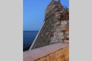 Historic Apartment in centre of city 100m to sea