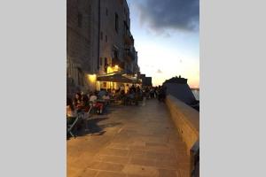 Historic Apartment in centre of city 100m to sea