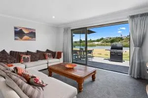 The Waterfront Ruakaka - Ruakaka Holiday Home - One Tree Point