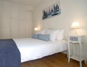 The Bluehouse - Spacious top floor flat with parking, by Mon Repos beach