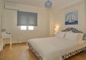 The Bluehouse - Spacious top floor flat with parking, by Mon Repos beach