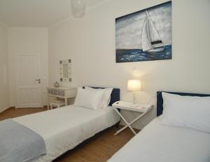 The Bluehouse - Spacious top floor flat with parking, by Mon Repos beach