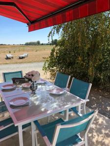 Maisons de vacances MAISON DE VACANCES AVEC PISCINE INTERIEURE - Le Grand Champagne : photos des chambres