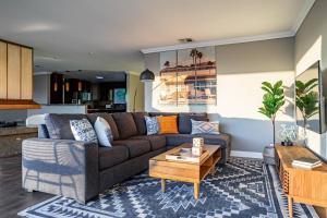 Three-Bedroom House room in WanderJaunt - Cliffhanger - 3BR - La Jolla