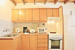 Olgas Cottage: Stone house on the beach