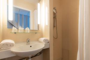 Hotels B&B HOTEL La Rochelle Centre : photos des chambres