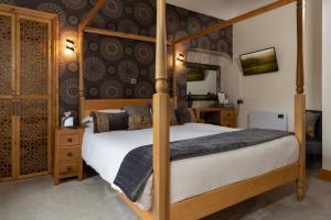 King Room with Four Poster Bed room in Melrose Guesthouse