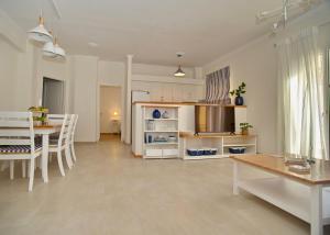 The Bluehouse - Spacious top floor flat with parking, by Mon Repos beach