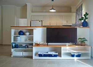 The Bluehouse - Spacious top floor flat with parking, by Mon Repos beach