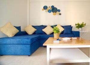 The Bluehouse - Spacious top floor flat with parking, by Mon Repos beach