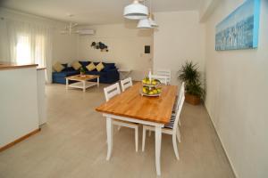 The Bluehouse - Spacious top floor flat with parking, by Mon Repos beach