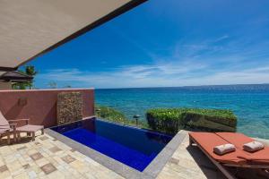 Swimming pool, Crimson Resort and Spa Mactan, Cebu in Cebu