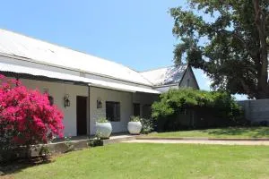 Rooikraal Farm Guesthouse and dam - Lochlynne