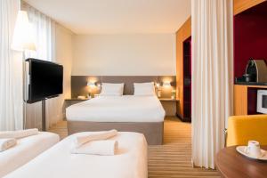 Hotels Novotel Suites Cannes Centre : Suite Supérieure avec Lit Queen-Size et 2 Lits Simples 