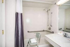 Double Room with Two Double Beds and Roll-In Shower - Mobility/Hearing Access - Non-Smoking room in La Quinta Inn by Wyndham Tallahassee North