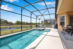 Family Room room in Spacious Pool Area with LAKE VIEW - 5BD/4.5BA Pool Home #5AV139