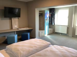 Double or Twin Room - Disability Access room in WIROtel Mittelmole
