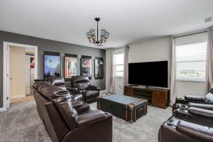 Contemporary Home w Private Pool& Spa