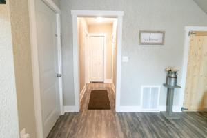 Spacious Rustic Downtown Market St 1 Bedroom Apt, Sleeps Up to 5, Steps to Honeywell & Eagles Theatre