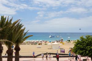 Apartamento en primera linea de playa con aire acondicionado - 3hvězdičkové hotely ve městě Arona