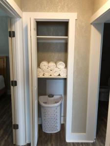 Spacious Rustic Downtown Market St 1 Bedroom Apt, Sleeps Up to 5, Steps to Honeywell & Eagles Theatre