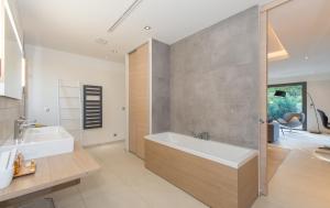 B&B / Chambres d'hotes Domaine Rampale : Maison de Vacances