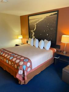 King Room - Smoking  room in Super 8 by Wyndham College Station