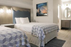 Queen Room with Two Queen Beds - Non-Smoking room in Howard Johnson by Wyndham Middletown Newport Area