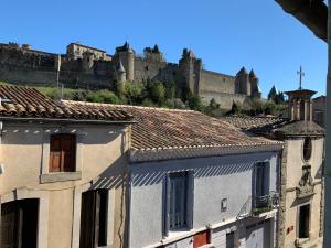Appartements Jolie Vue Cite, aux pieds des remparts : photos des chambres