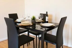 2 Bedroom 3 Bed Apartment Birmingham Conveniently located near Solihull NEC City Centre BHX and Coventry Ideal for Contractors Insurance Stays Business Travelers Landrover Short & Long Stay - Acocks Green