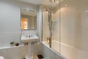 45 Guthrie Court, Fantastic top floor apartment next to Gleneagles