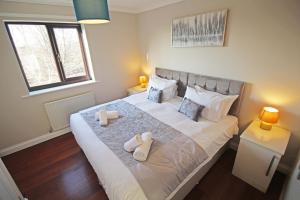 The Barwoods - Modern Spacious Home in Chester - Parking