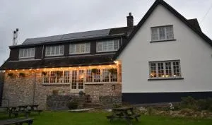 Three Horseshoes Country Inn - Llancarfan