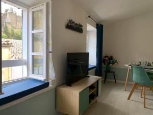 Appartements Jolie Vue Cite, aux pieds des remparts : photos des chambres