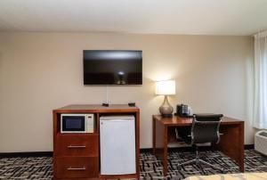 King Room - Mobility Access/Non-Smoking room in Baymont by Wyndham Caddo Valley/Arkadelphia