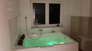 Ferienwohnung mit Jacuzzi Nähe Flughafen Köln Bonn - Rösrath
