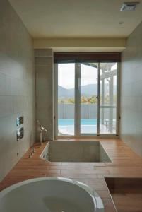 Phòng Có Giường Cỡ Queen Nhìn Ra Hồ Bơi (Queen Room with Pool View)
