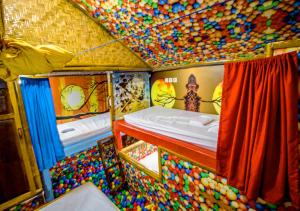 Giường Đơn Trong Phòng Nghỉ Tập Thể Cho Cả Nam Và Nữ (Single Bed in Mixed Dormitory Room)