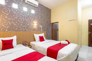 RedDoorz near Dino Park