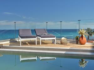 Oceanis Suites with Private Heated Pools and Sea View, by ZanteWize