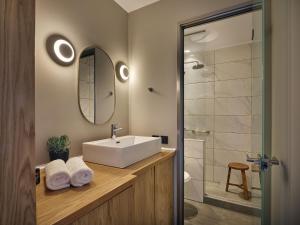 Oceanis Luxury Suites with Private Heated Pools and Sea View