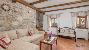 Rona stone house apartments Janja