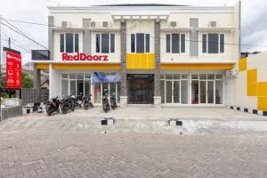 RedDoorz Syariah @ Kebraon - Kedurus