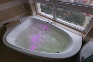 Hammam Jacuzzi and Dry Sauna Luxury Spa Apartment