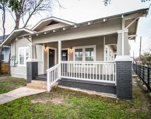 Hackberry St #B Renovated 2BR Near Downtown SA