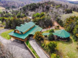Smoky Bear Lodge with Guest House, Hot Tub, 560 FREE tickets each paid day!!!