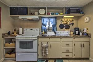 2 Mi to Downtown Knoxville Cozy Home with Patio